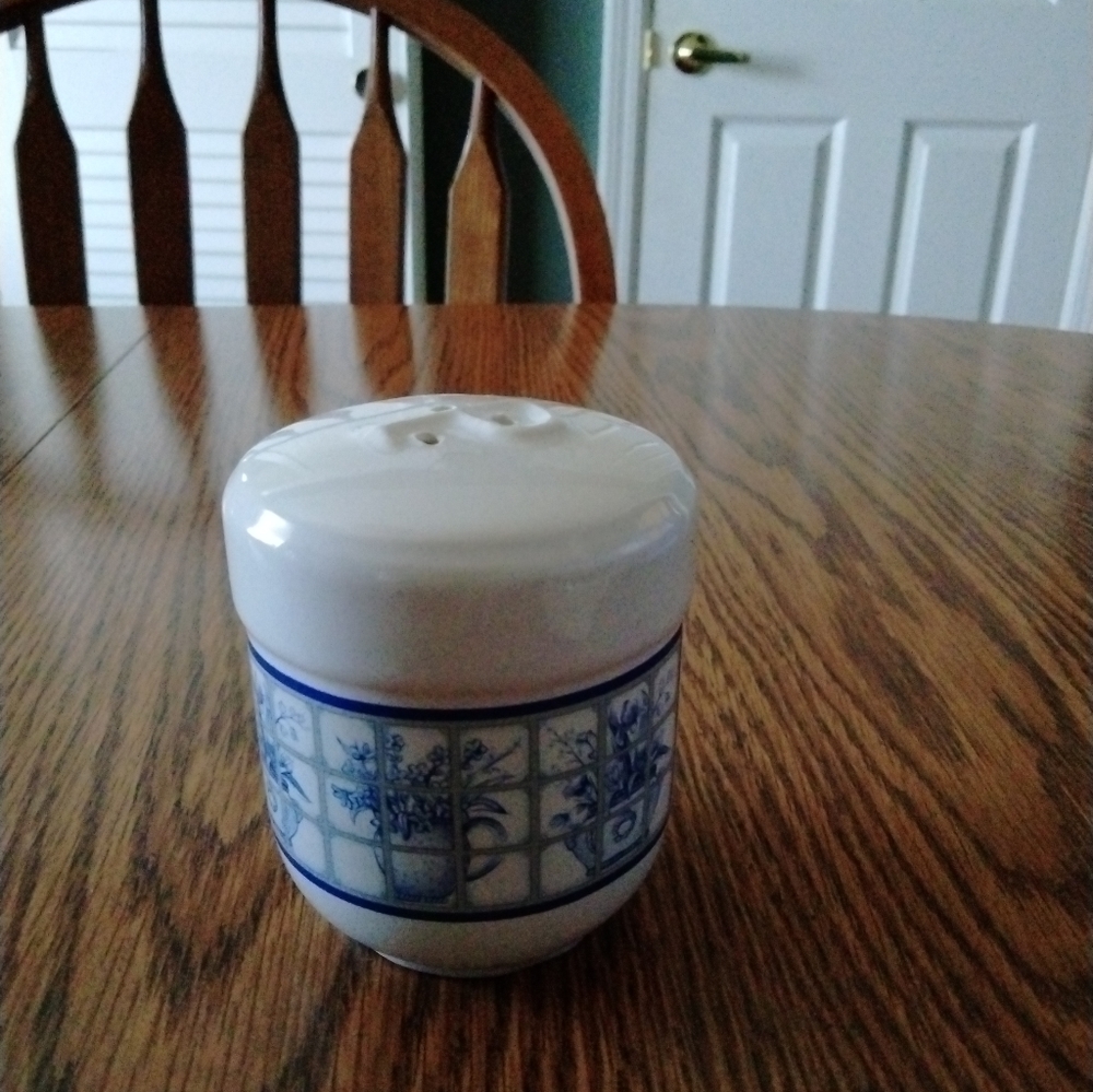 Vintage Pepper Shaker by Pomerant Made in Taiwan